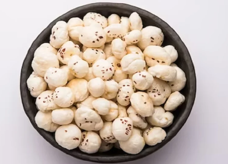 Health Tips: सेहत के लिए बहुत ही लाभकारी होते हैं मखाने, रात को इस प्रकार करें सेवन