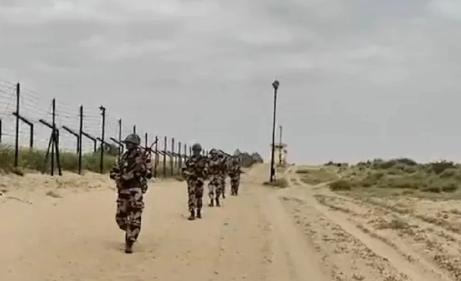 Rajasthan: भारत-पाक सीमा पर पुलिस ने पाक घुसपैठिया पकड़ा, शख्स के पास से मिली ये चीजें