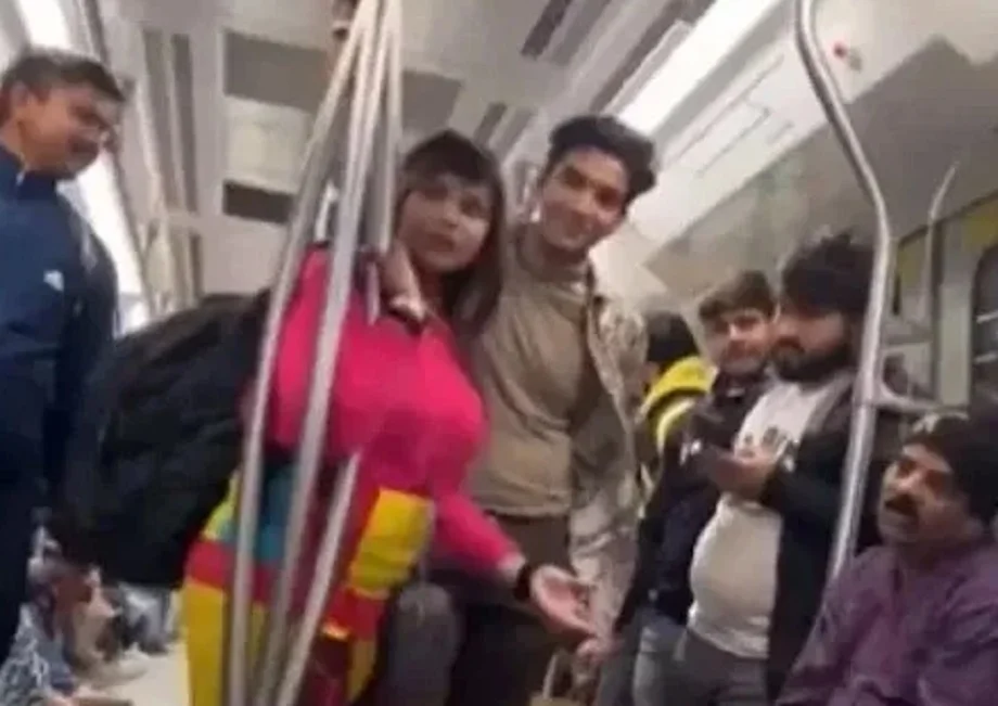 Video viral: दिल्ली मेट्रो में हो गया कांड, युवती ने चाचा को…