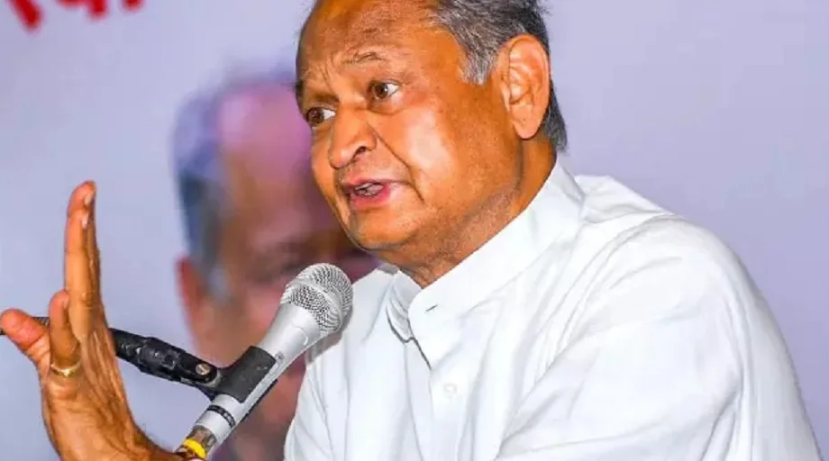 बांग्लादेश में हिंदू अल्पसंख्यकों की हत्या को लेकर Gehlot ने केन्द्र सरकार पर साधा निशाना, कहा- मात्र खोखले नारों से नहीं…