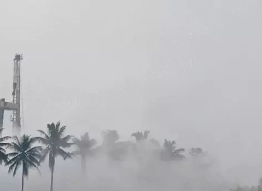 Andhra Pradesh: ओएनजीसी के गैस कुएं में लगी भीषण आग, लाउडस्पीकर से लोगों को दी जा रही है ये चेतावनी