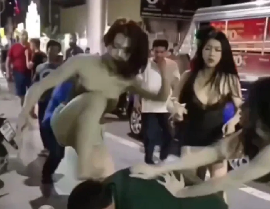 Viral video: सड़क पर खुलेआम महिलाएं आदमी के साथ करने लगी ऐसा, देखते रहे सभी लोग