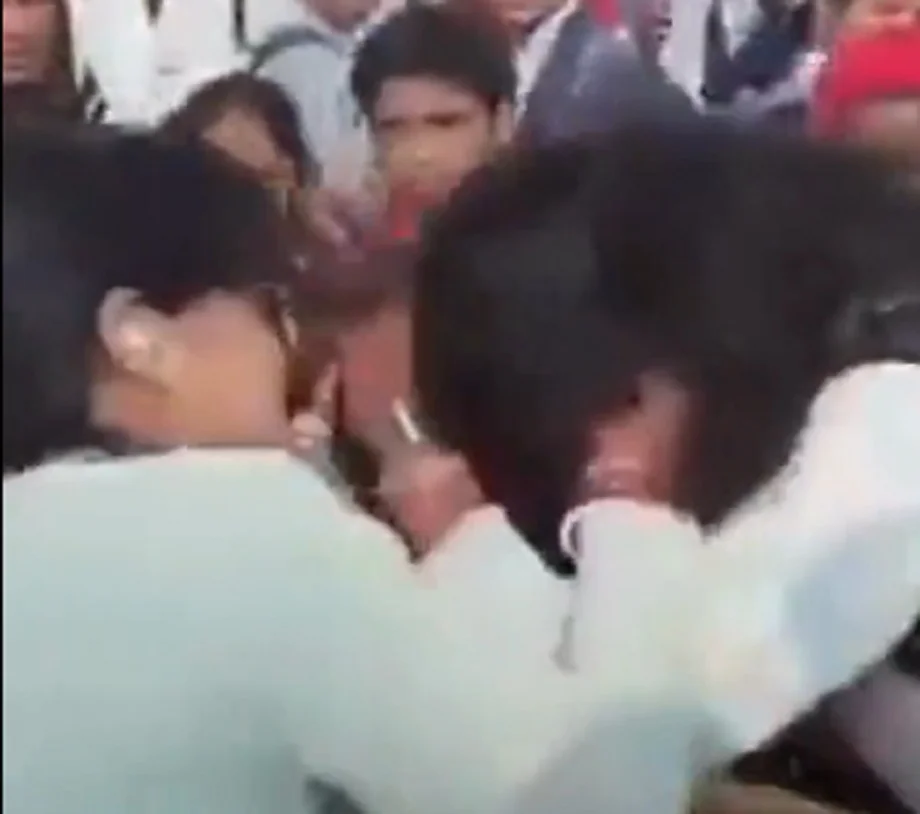 Viral video: शादीशुदा महिला बीच सड़क पर ही सबके सामने करने लगी ऐसा, मौके पर पहुंची पुलिस तो…