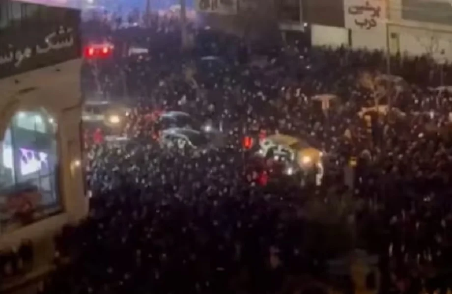 Iran में खामेनेई सरकार ने प्रदर्शनकारियों पर चलवाई गोलियां, दो सौ से अधिक लोगों की मौत