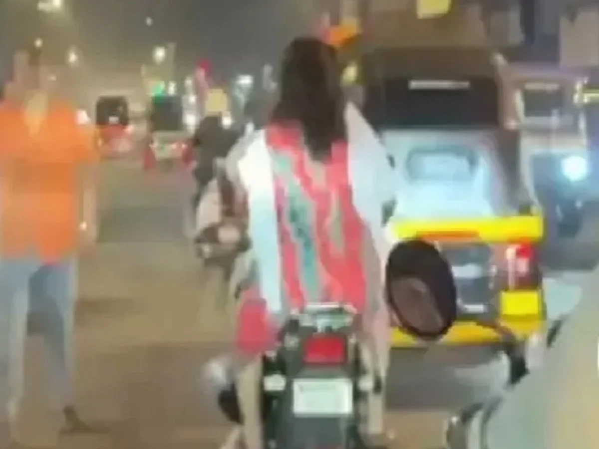 Viral video: बाइक पर शुरू हो गई पत्नी, पति के साथ 14 बाद…
