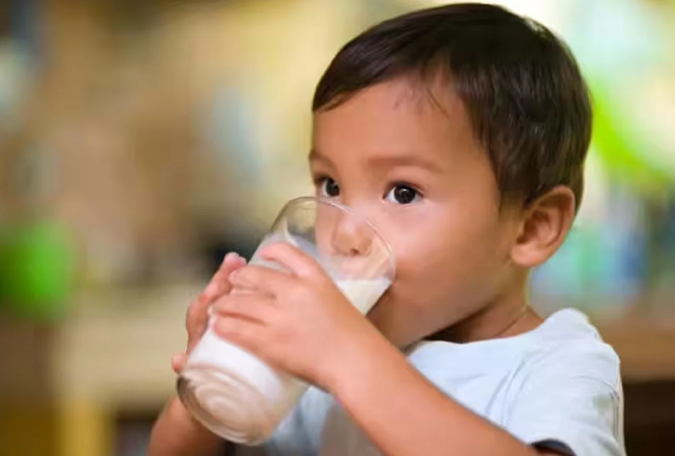 Health Tips: दूध में मिलाकर पिला दें ये दो चीजें, मजबूत हो जाएगी बच्चों की इम्युनिटी
