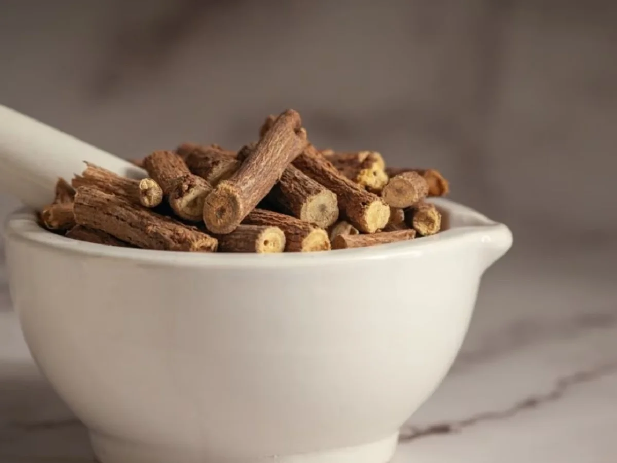 Health Tips: सेहत का खजाना है मुलेठी, फायदे जानकर चौंक जाएंगे आप