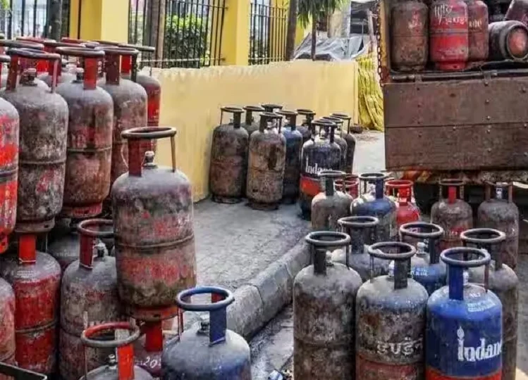 LPG price: वित्त मंत्री निर्मला सीतारमण के बजट भाषण से पहले सस्ता हुआ गैस सिलेंडर, अब मिलेगा इतने रुपए में