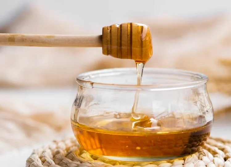 Beauty tips: शहद के फेस पैक का करें उपयोग, चमक उठेगा आपका चेहरा