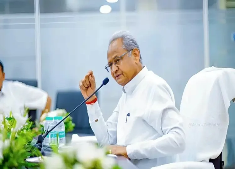Rajasthan Politics: गहलोत का सीएम भजनलाल पर निशाना, कहा-मुख्यमंत्री हवा-हवाई जुमले सुनाने में व्यस्त