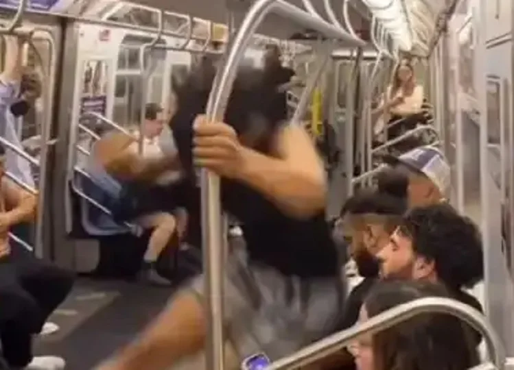 Metro viral video: लड़की ने पार की बेशर्मी की हद, लड़के के साथ कर दिया ऐसा, देखकर चौंक गए सभी लोग
