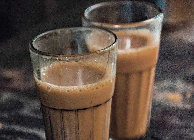 Health Tips: सेहत के लिए बहुत ही लाभकारी होती है गुड़ वाला चाय, जान लें आप