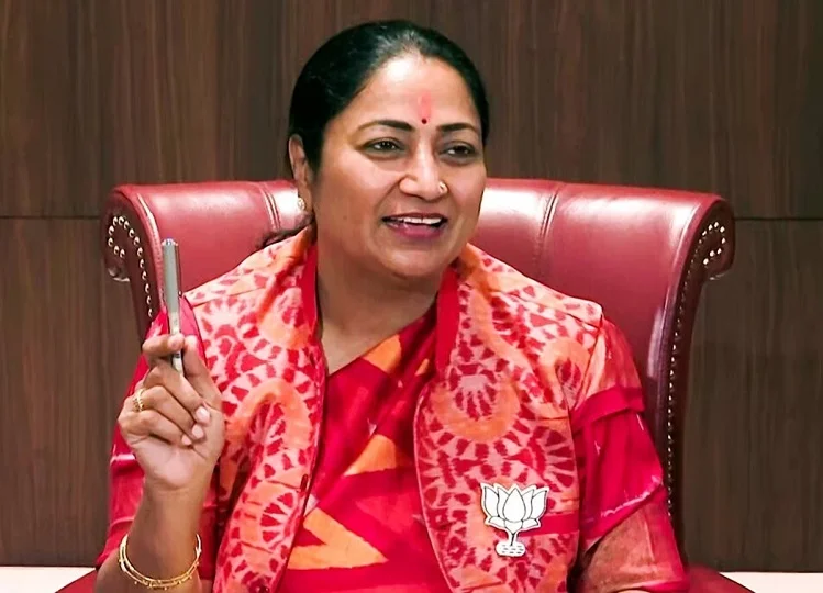 Delhi: जाने सीएम रेखा गुप्ता को हर महीने मिलेगी कितनी सैलेरी, साथ ही मिलेगी ऐसी सुविधाएं जिनके बारे में आप....