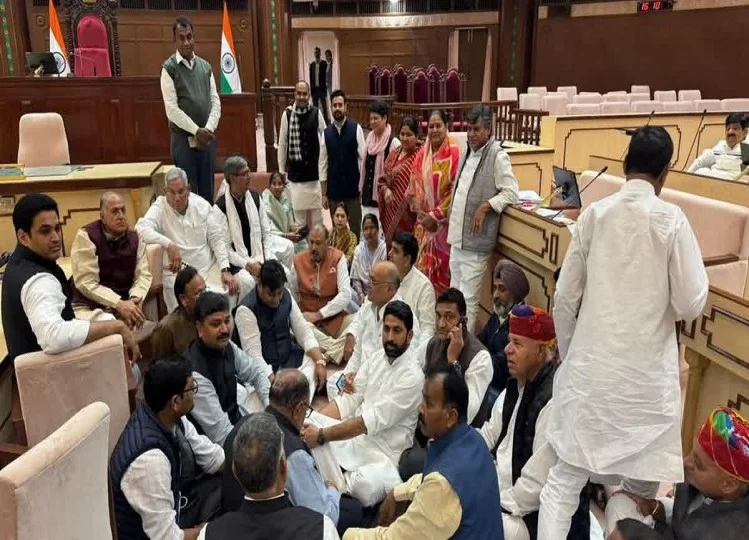 Rajasthan Politics: निलंबन के खिलाफ रातभर सदन में डटे रहे कांग्रेसी विधायक, इंदिरा गांधी पर 'दादी' वाला बयान बना मंत्री जी के लिए परेशानी