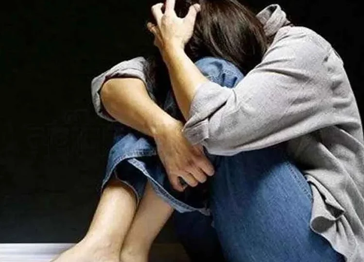 Uttar Pradesh: अकेली देख बहन के कमरे में घुस गया मौसरा भाई, फिर कपड़े फाड़कर करने लगा...