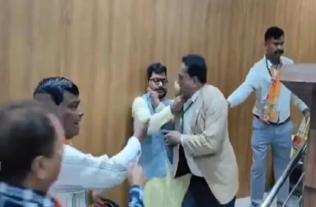राजस्थान बीजेपी बैठक में बवाल: पदाधिकारियों में हुई मारपीट, मंच पर गूंजे थप्पड़ और घूंसे- Video