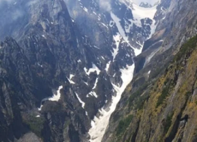 Badrinath: ग्लेशियर टूटा, हाईवे के निर्माण में लगे 57 मजदूर दबे, 16 को बचाया
