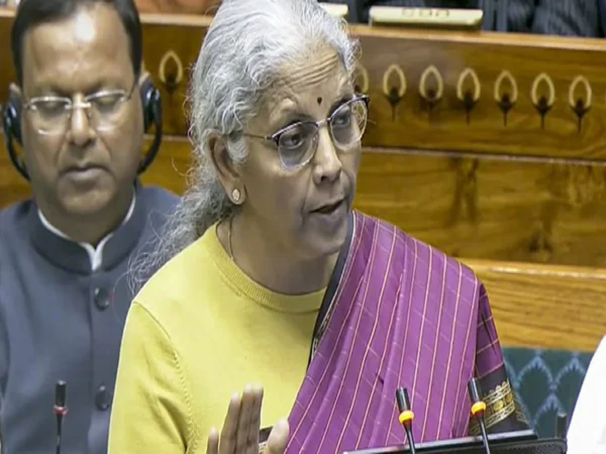 Income Tax Budget 2026: इनकम टैक्स स्लैब में कोई बदलाव नहीं, शेयर बाजार धड़ाम – जानिए बजट की बड़ी बातें
