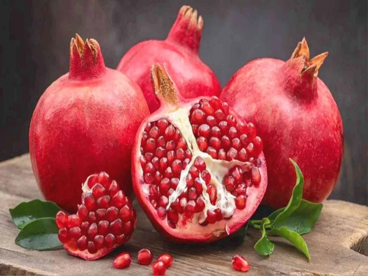 Health Tips: सेहत के लिए कई प्रकार से लाभकारी होता है अनार, खाने से मिलते हैं ये फायदे