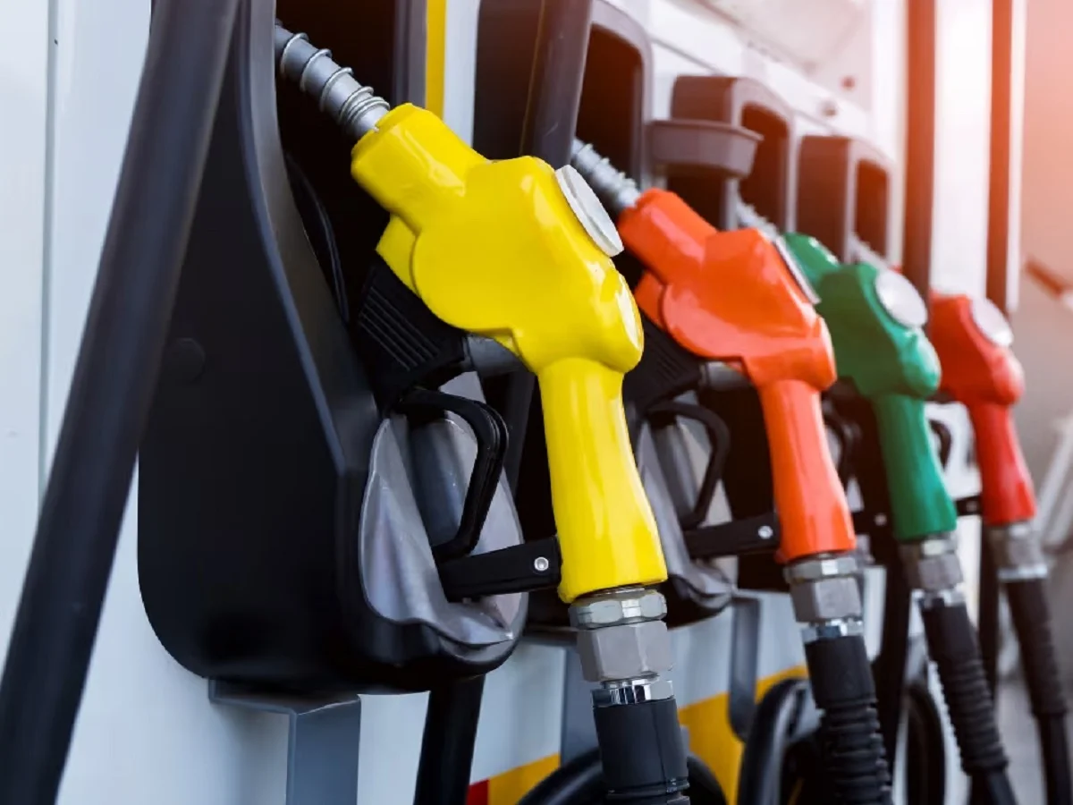 Petrol-Diesel Price: कच्‍चे तेल की कीमतों में फिर से आई बड़ी गिरावट, आज इतनी तय हुई है पेट्रोल-डीजल की कीमतें