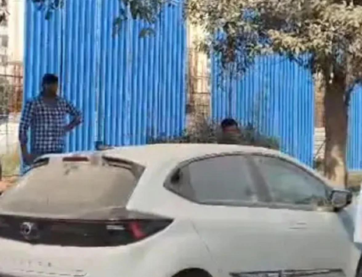 Noida: वैलेंटाइन डे के दिन प्रेमी और प्रेमिका ने कार में ही कर लिया ऐसा, लोगों ने देखा तो…