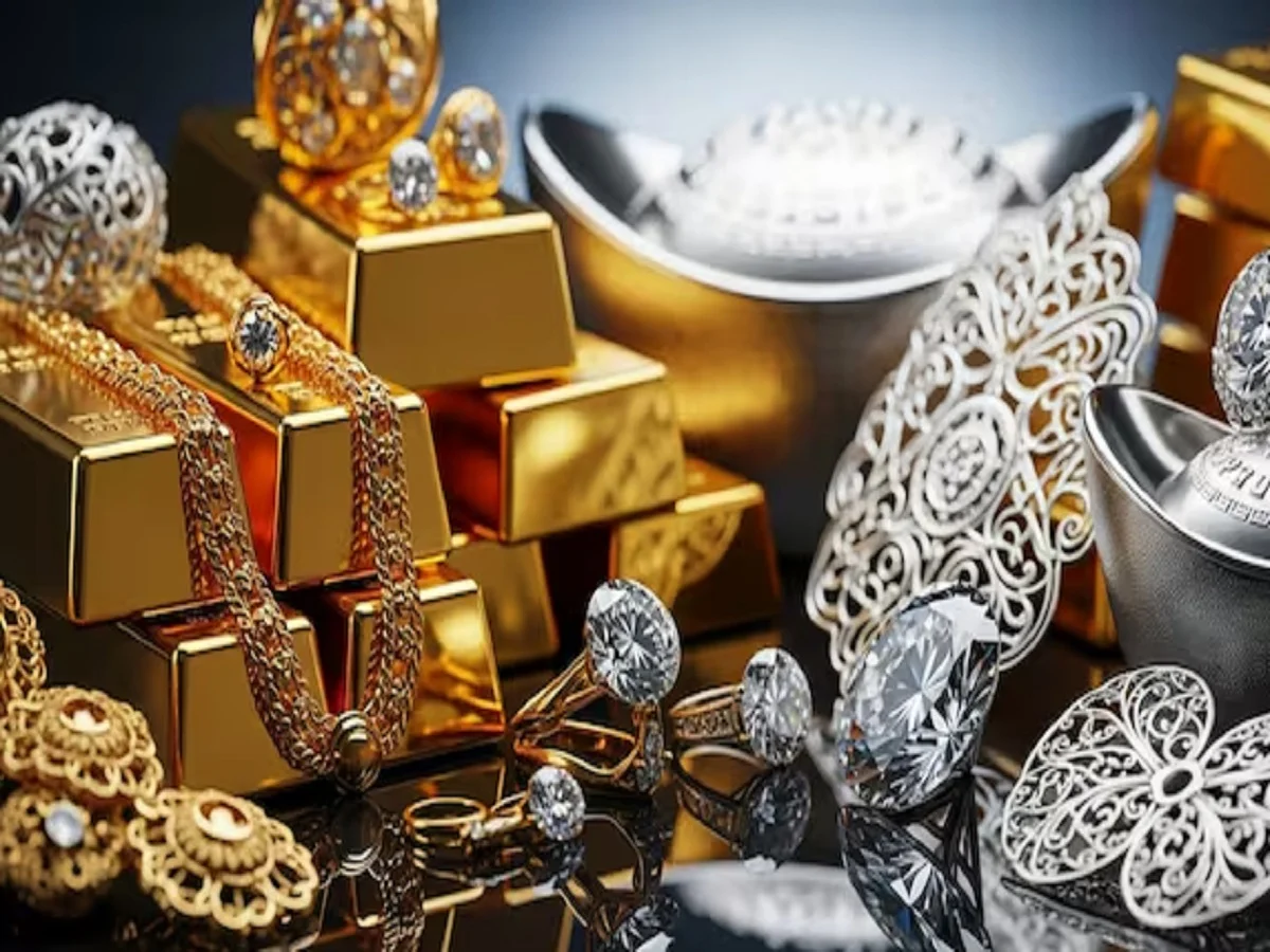 Gold-Silver Price: चांदी की कीमत में आई 26,965 रुपए की गिरावट, इतना है सोने का भाव