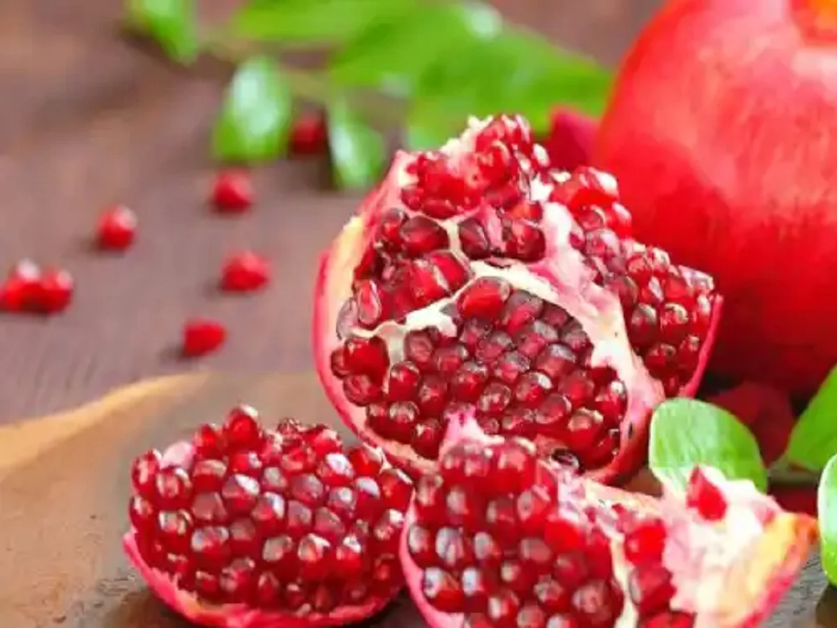 Health Tips: अनार खाने से सेहत को मिलने वाले फायदों के बारे में जानकर रह जाएंगे हैरान