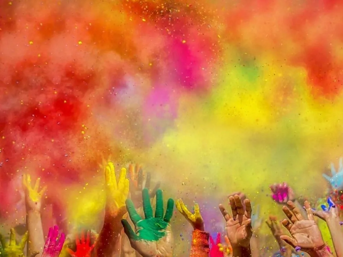 Holi के त्योहार से पहले घर से बाहर कर दें ये चीजें, घर में होगा मां लक्ष्मी का आगमन