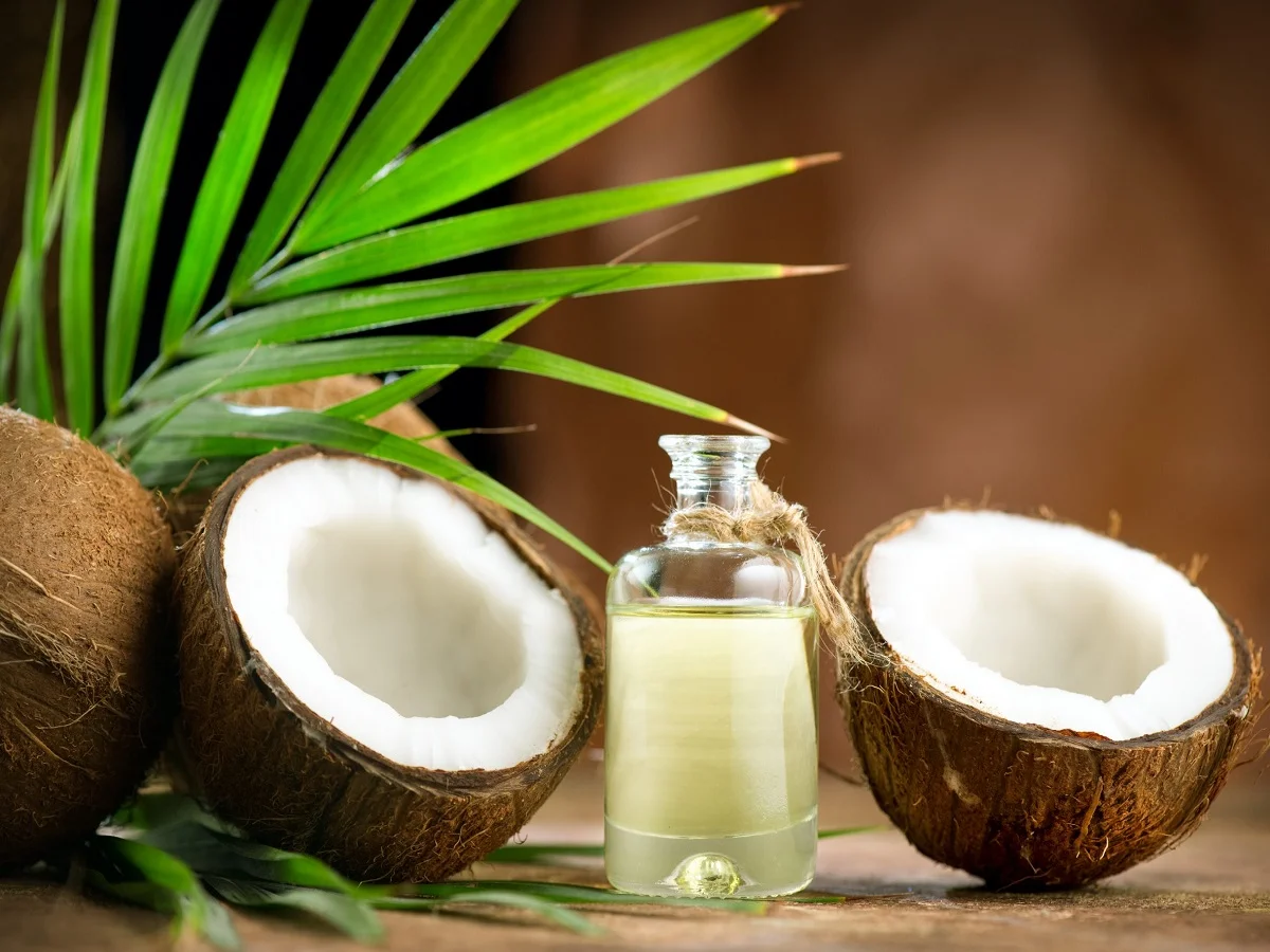 Skin Care Tips: त्वचा को होली के रंगों से बचाएगा नारियल तेल, रात को ही कर लें ऐसा