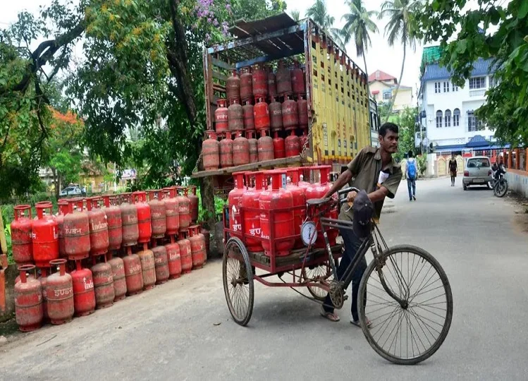 LPG Price:  होली से पहले इतना महंगा हुआ गैस सिलेंडर, दाम चुकाने में आ जाएंगे पसीने, जाने कितने का मिलेगा