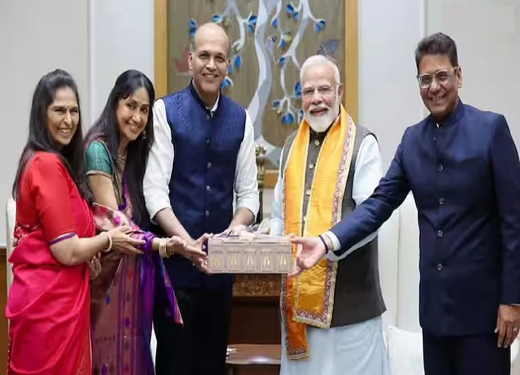 Ashutosh Gowarikar Invites PM Modi: किसकी शादी का कार्ड लेकर पीएम मोदी के घर पहुंच गए डायरेक्टर आशुतोष गोवारिकर, पीएम ने भर दी जाने की....