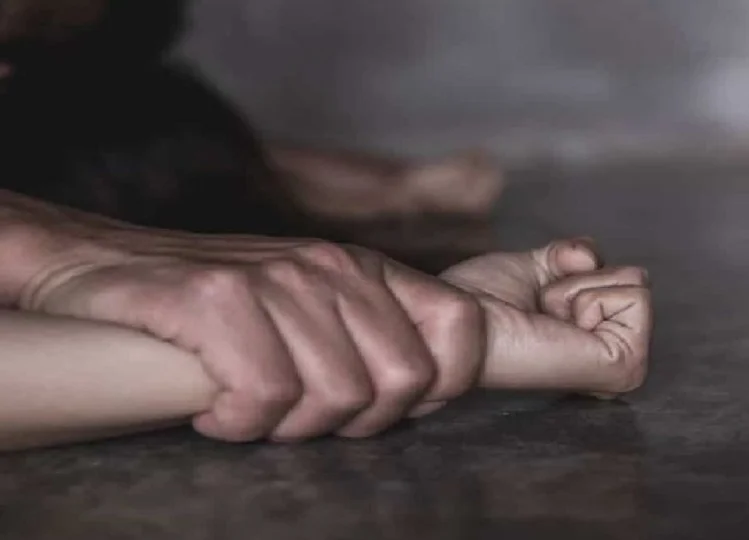 Uttar Pradesh: रात को पानी मांगने के बहाने युवती के साथ किया दुष्कर्म, फिर युवक ने किया ऐसा कि... 