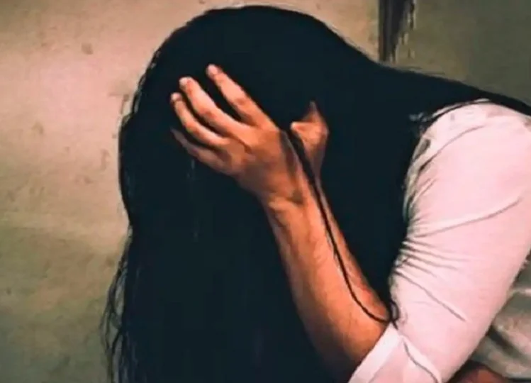 Uttar Pradesh:रात को अकेली देख युवती के घर में घुस गया युवक, फिर जमीन पर गिराकर करने लगा ऐसा, इससे भी नहीं भरा मन तो...