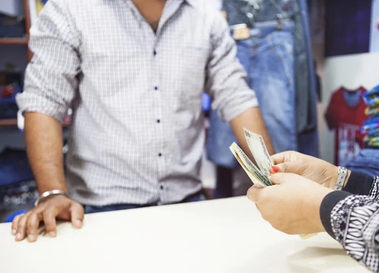 अगर दुकानदार बेच रहा है MRP से अधिक कीमत पर सामान तो यहां पर कर दें शिकायत