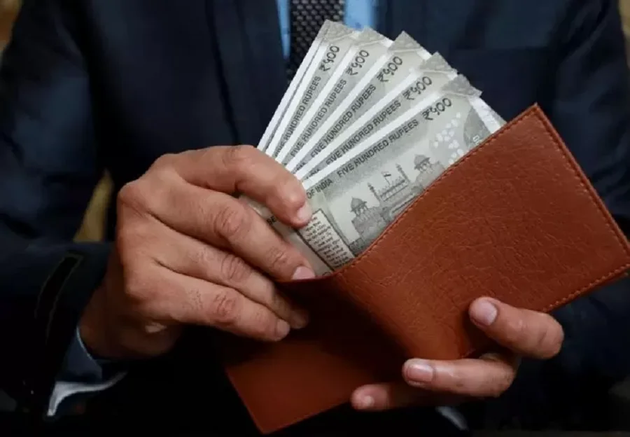 Unified Pension Scheme: केंद्रीय कर्मचारियों के लिए नई पेंशन योजना 1 अप्रैल से शुरू, 50% पेंशन गारंटी के साथ ये लाभ मिलेंगे, जानें पूरी जानकारी