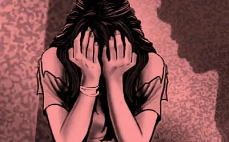 Uttar Pradesh: घर में घुसकर विवाहिता के साथ करने लगा ऐसा, फाड़ दिए कपड़े, जब पति पहुंचा तो...