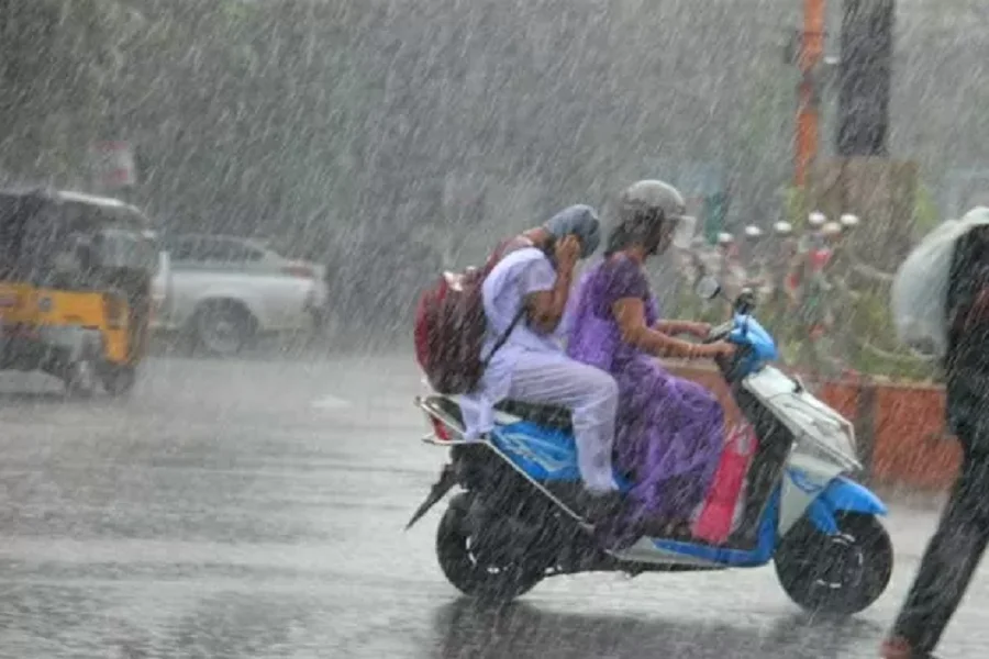 IMD अलर्ट: दिल्ली में 3 दिनों तक होगी मूसलधार बारिश, हवाएं चलेंगी 30 किलोमीटर प्रति घंटे की गति से