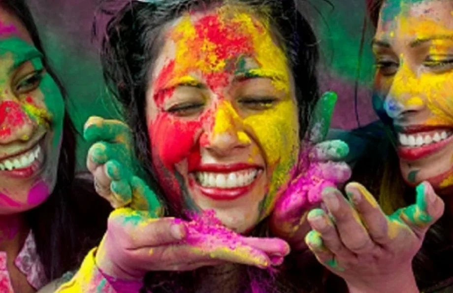 Holi 2025:  रंगों को त्वचा से आसानी से हटाने के लिए कर लें ये उपाय