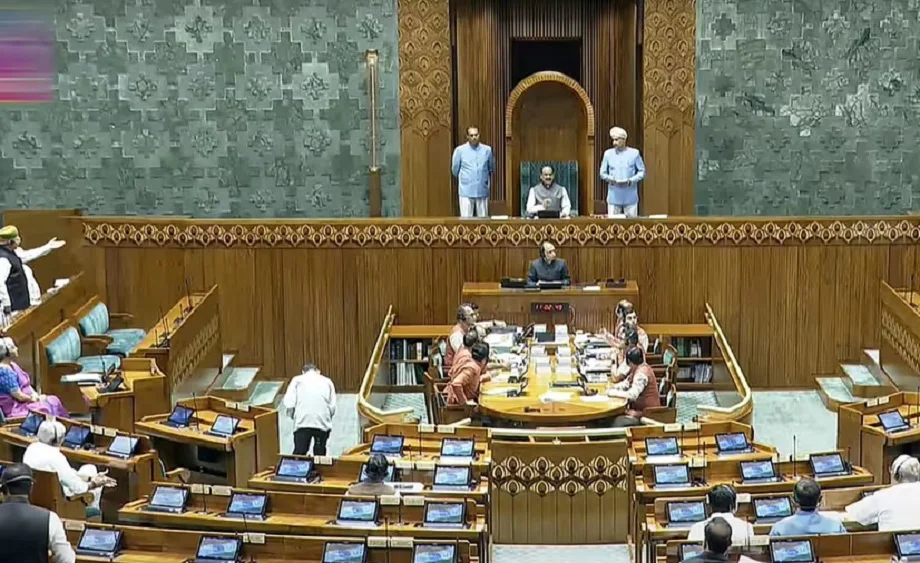 MP Salary Hike: सांसदों को मिलेगा अब 1,24,000 रुपए वेतन, केन्द्र सरकार ने 24 प्रतिशत बढ़ा दी गई है सैलरी
