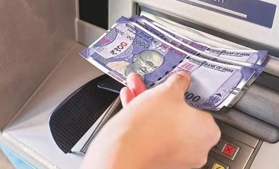 1 मई से ATM से पैसे निकालना पड़ेगा भारी, RBI ने बढ़ा दिया है चार्ज