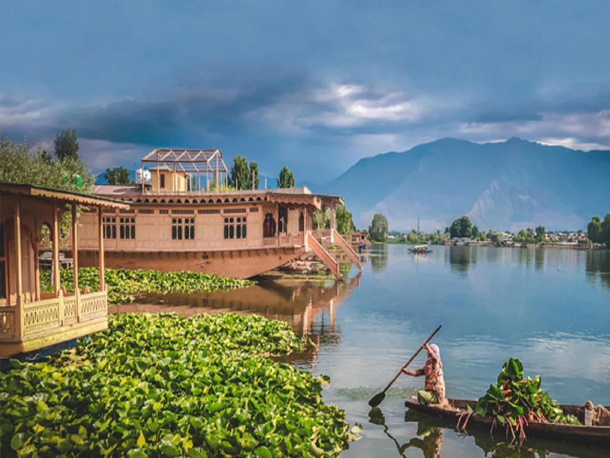 Travel Tips: कश्मीर में श्रीनगर, गुलमर्ग और सोनमर्ग जैसे पर्यटक स्थलों का जरूर करें भ्रमण, यादगार बनेगा दिन