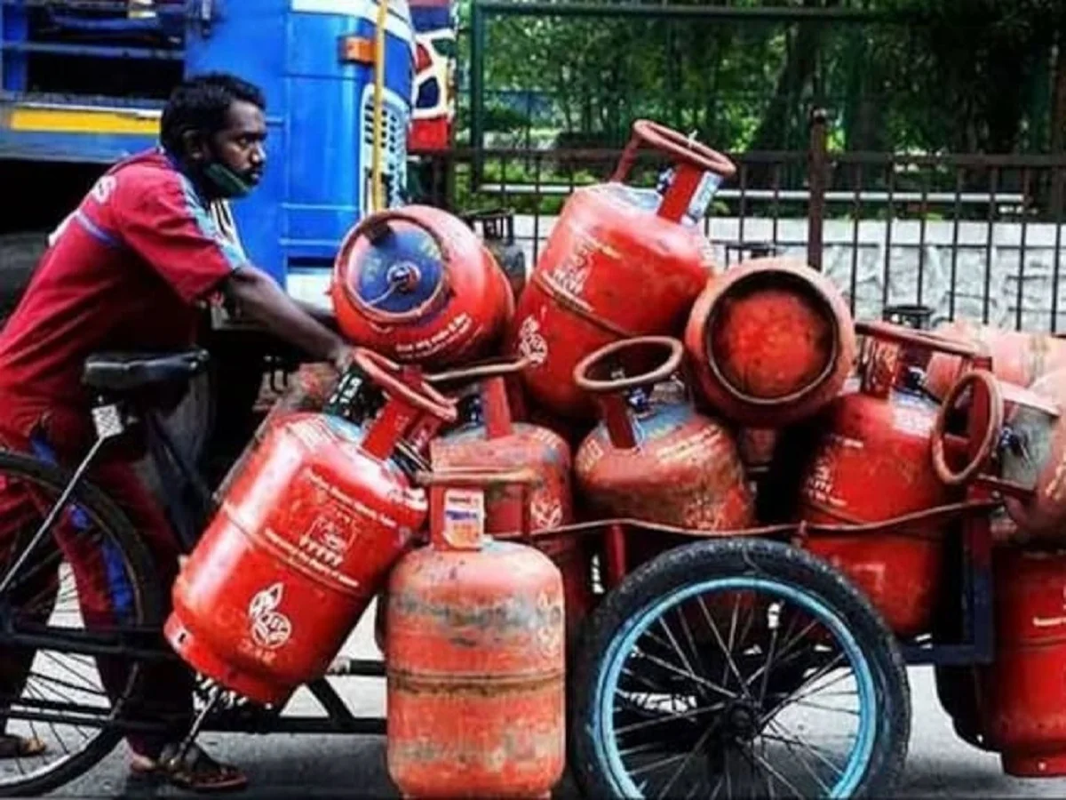 LPG Price: घरेलू और कमर्शियल गैस सिलेंडरों के दामों में भारी बढ़ोतरी, ईरान युद्ध के चक्कर में लगा झटका