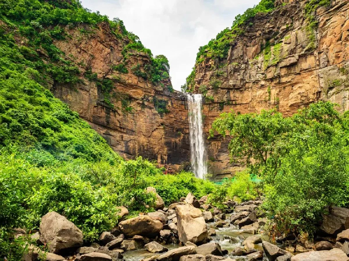 Travel Tips: अपनी प्राकृतिक खूबसूरती के कारण प्रसिद्ध है बिहार का भवानी वॉटरफॉल, एक बार जरूर करें दीदार