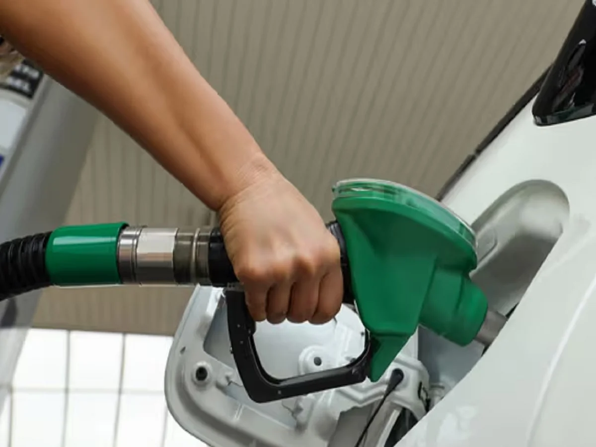 Petrol-Diesel Prices: सुबह-सुबह अपडेट हो गई हैं दोनों ईंधनों की कीमतें, जानें आपके शहर में क्या है ताजा रेट