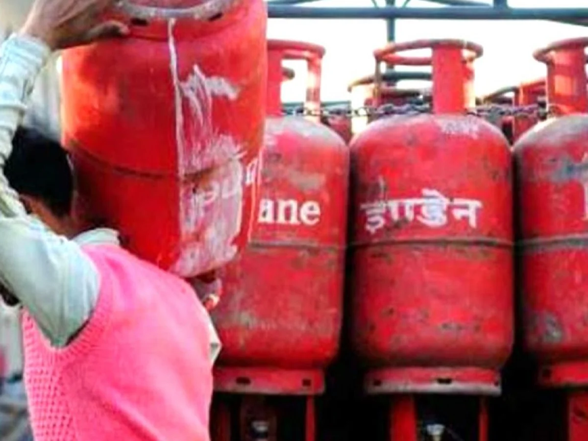 डिलीवरी बॉय LPG सिलेंडर के मांग रहा है ज्यादा पैसे तो इन नंबरों पर कर दें शिकायत
