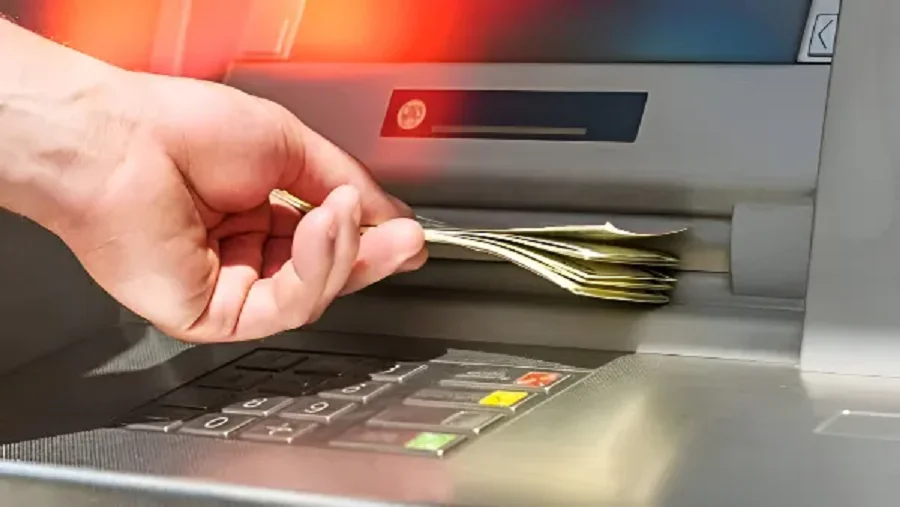 SBI ATM शुल्क में बदलाव: अब ग्राहकों को फ्री ट्रांजैक्शन के बाद देने होंगे ₹23 तक के चार्ज, जानिए नई लिमिट्स और नियम