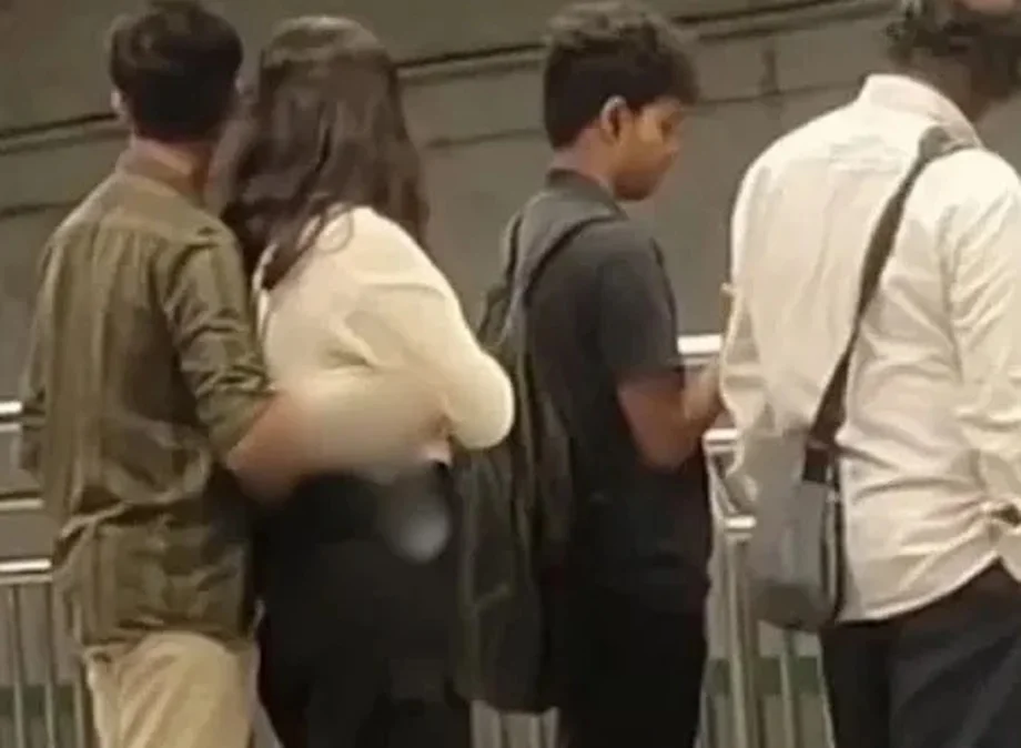 Video viral: युवक मेट्रो स्टेशन पर युवती के कपड़ों में हाथ डालकर करने लगा अश्लील हरकत, वीडियो देखकर आपको भी...