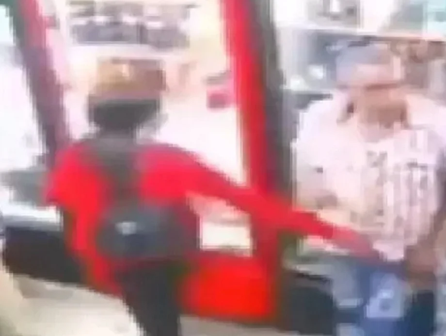 Video viral: पत्नी के सामने ही दूसरी महिला ने पकड़ दिया पति का प्राइवेट पार्ट, फिर...