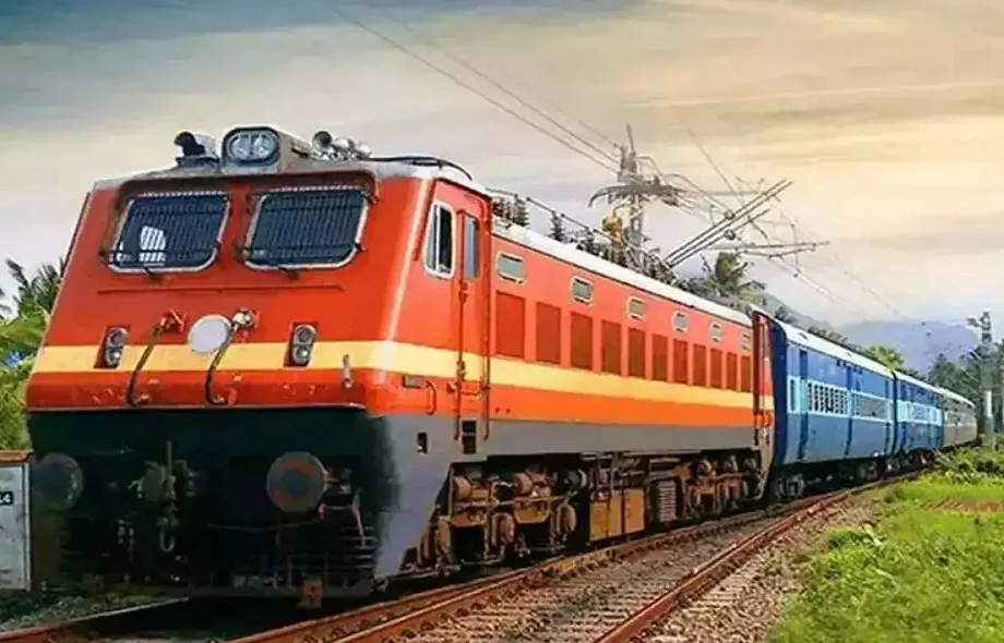 Indian Railways: अब चलती ट्रेन में भी यात्रियों को मिलेगी ATM सुविधा, जल्द हो सकता है ऐसा