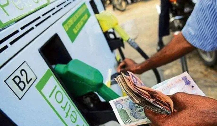 Petrol-Diesel Price: सरकारी तेल कंपनियों ने आज भी नहीं दी उपभोक्ताओं को राहत, ये हैं कीमतें